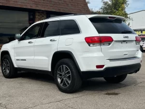 Features of the 2019 Jeep Grand Cherokee highlighting advanced technology, luxurious interiors, and off-road capabilities.