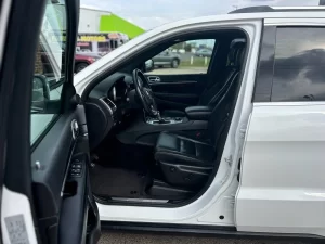 Features of the 2019 Jeep Grand Cherokee highlighting advanced technology, luxurious interiors, and off-road capabilities.