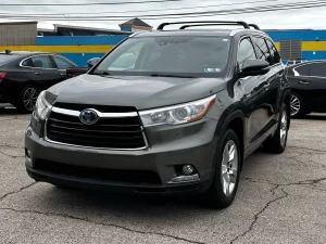 2015 Toyota Highlander Hybrid showcasing its sleek design, hybrid efficiency, and versatile SUV functionality.