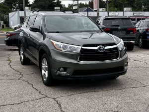 2015 Toyota Highlander Hybrid showcasing its sleek design, hybrid efficiency, and versatile SUV functionality.