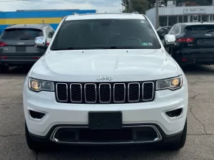 Features of the 2019 Jeep Grand Cherokee highlighting advanced technology, luxurious interiors, and off-road capabilities.