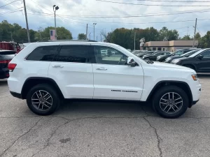 Features of the 2019 Jeep Grand Cherokee highlighting advanced technology, luxurious interiors, and off-road capabilities.