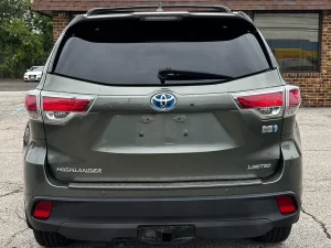 2015 Toyota Highlander Hybrid showcasing its sleek design, hybrid efficiency, and versatile SUV functionality.