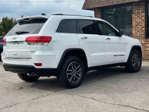 Features of the 2019 Jeep Grand Cherokee highlighting advanced technology, luxurious interiors, and off-road capabilities.